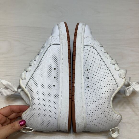 Athletic_Shoes